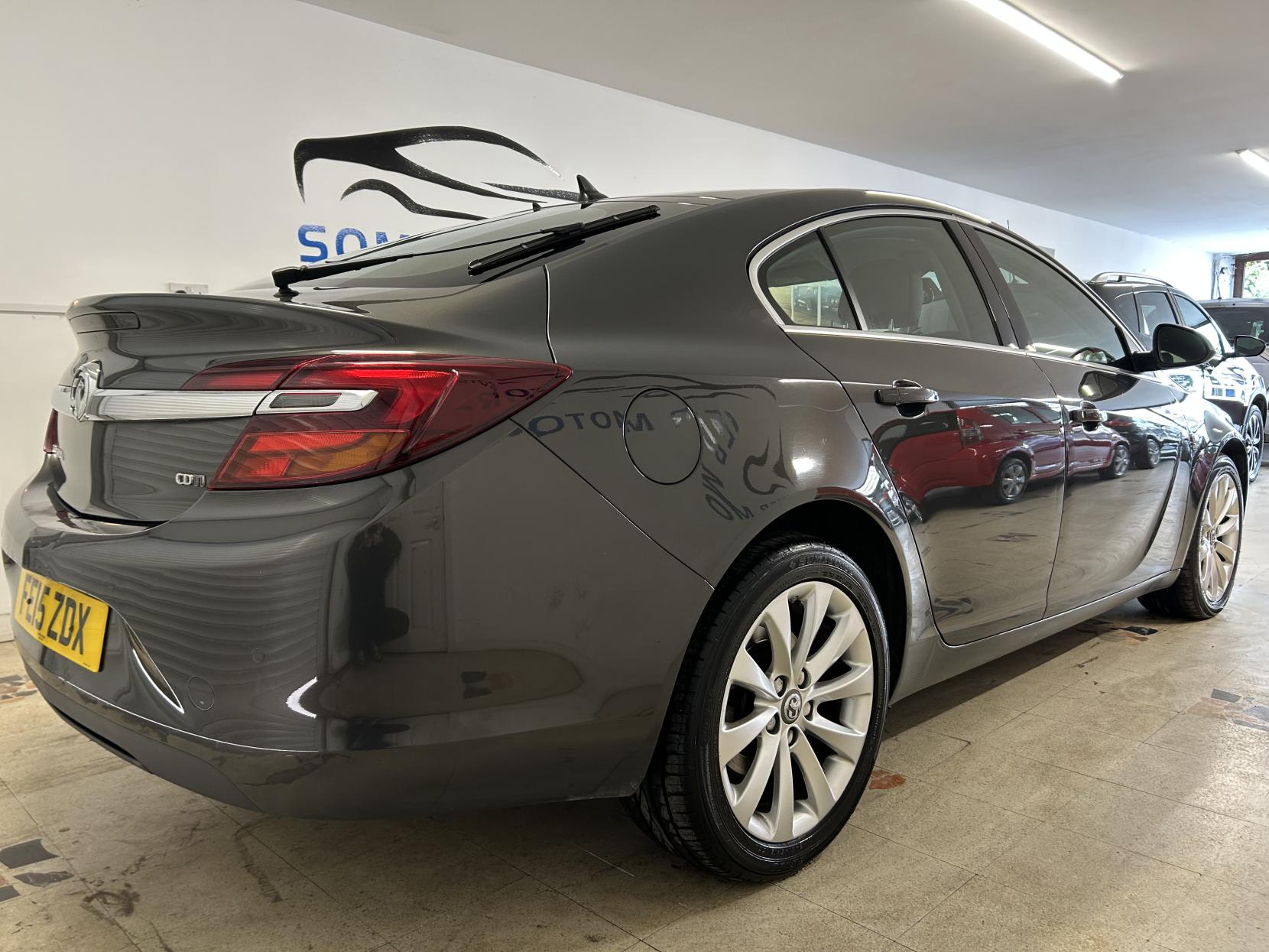 Vauxhall Insignia 2.0 CDTi Elite Nav Hatchback 5dr Diesel Auto Euro 5 (163 ps)