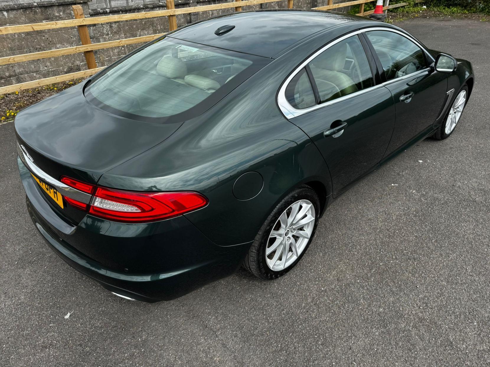 Jaguar XF 2.2d Premium Luxury Saloon 4dr Diesel Auto Euro 5 (s/s) (190 ps)