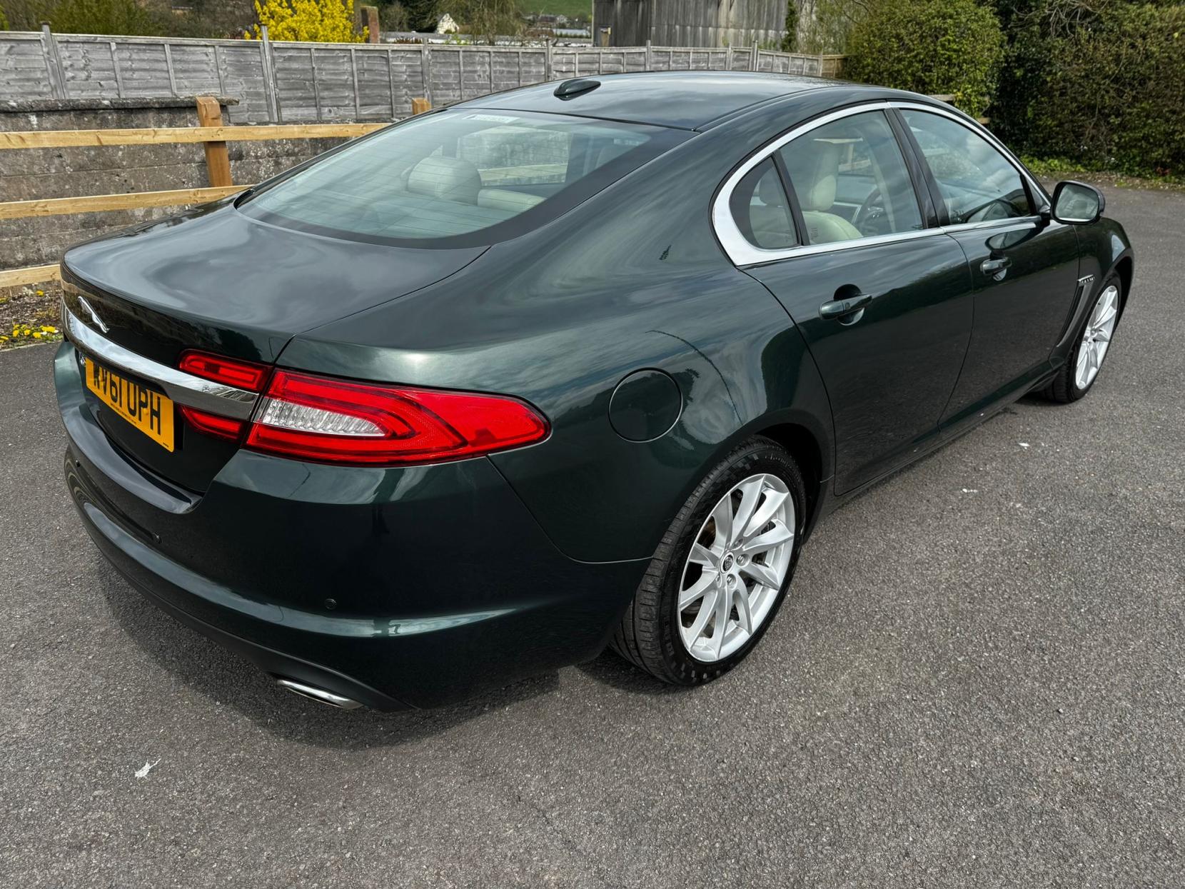 Jaguar XF 2.2d Premium Luxury Saloon 4dr Diesel Auto Euro 5 (s/s) (190 ps)