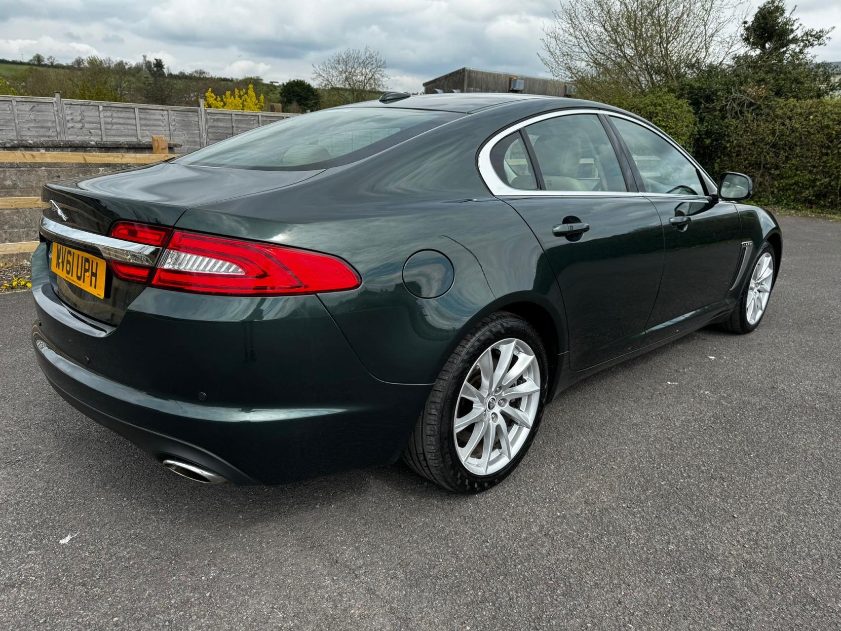 Jaguar XF 2.2d Premium Luxury Saloon 4dr Diesel Auto Euro 5 (s/s) (190 ps)