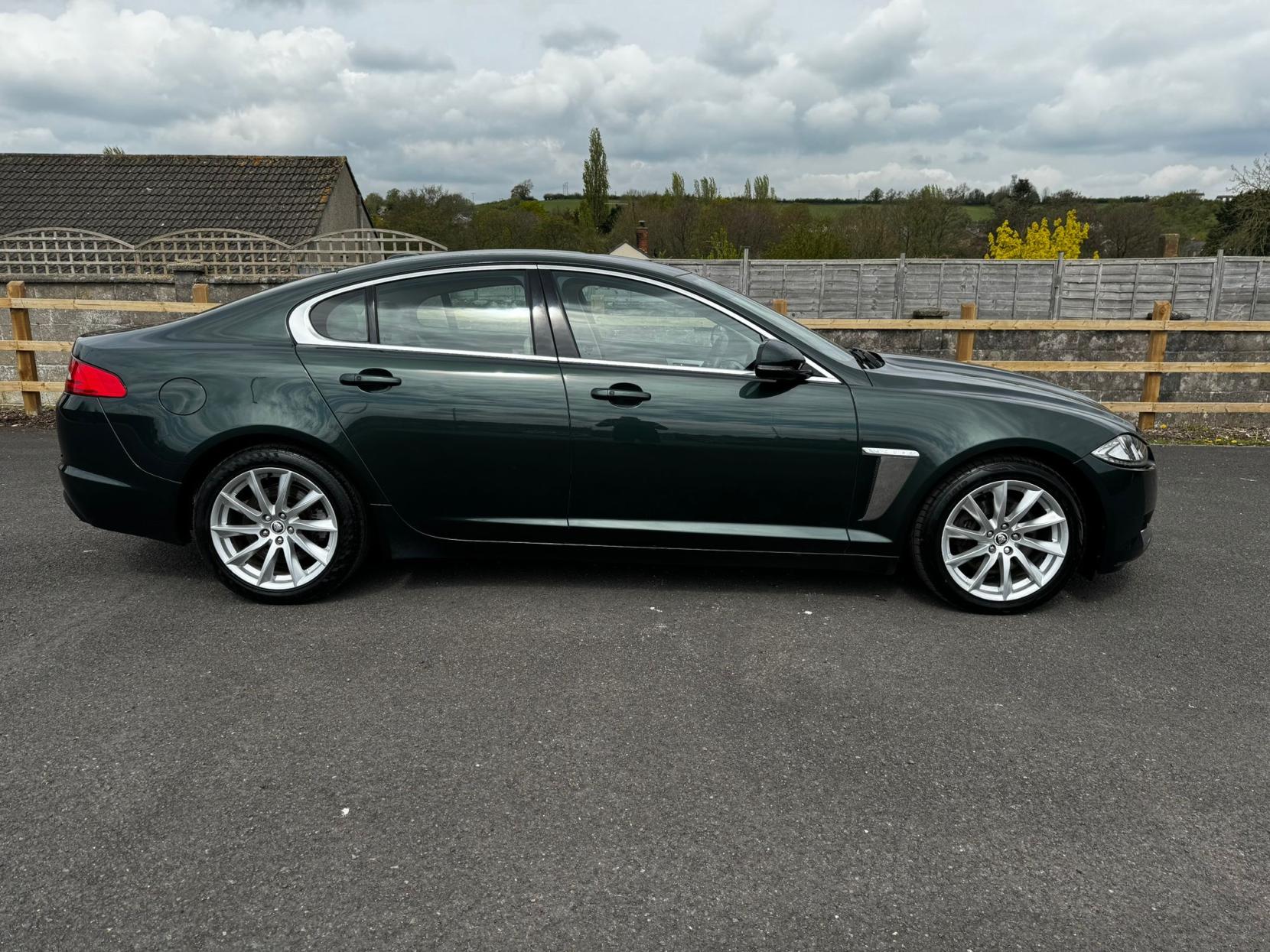 Jaguar XF 2.2d Premium Luxury Saloon 4dr Diesel Auto Euro 5 (s/s) (190 ps)